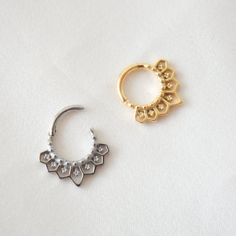 "Amara" piercing hoop with details (1 pc.)