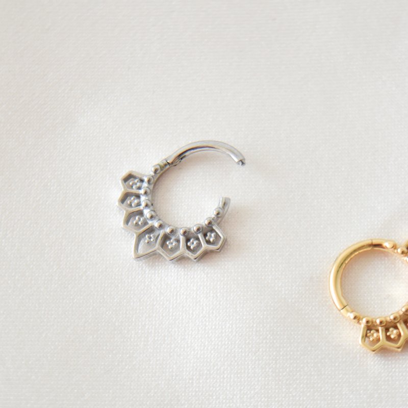 "Amara" piercing hoop with details (1 pc.)
