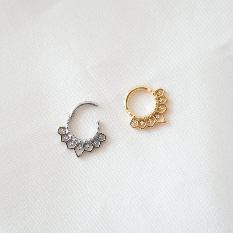 "Amara" piercing hoop with details (1 pc.)