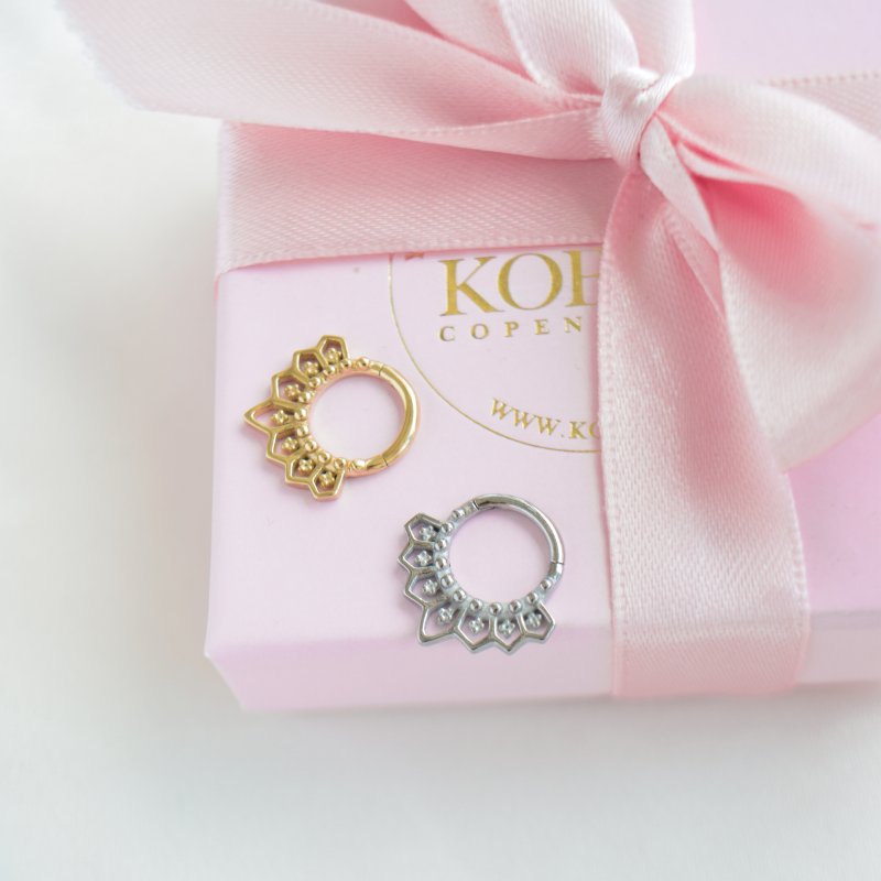"Amara" piercing hoop with details (1 pc.)