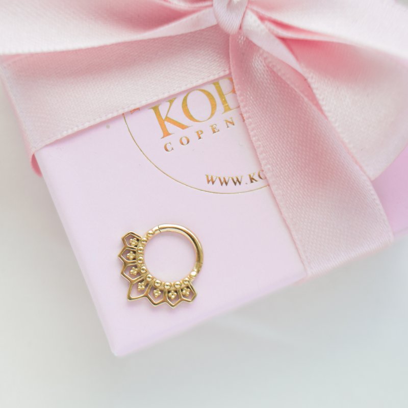 "Amara" piercing hoop with details (1 pc.)