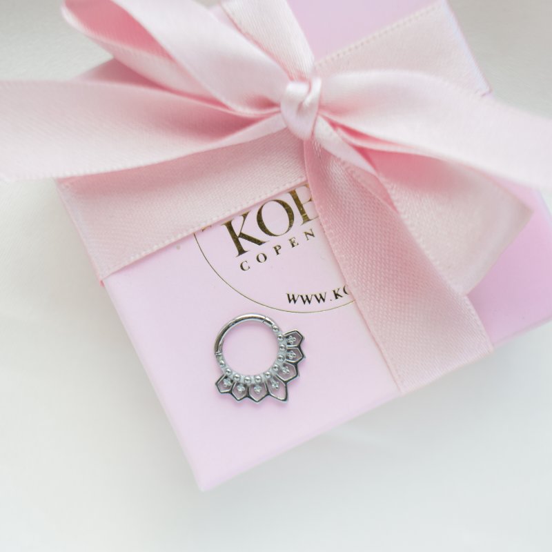 "Amara" piercing hoop with details (1 pc.)