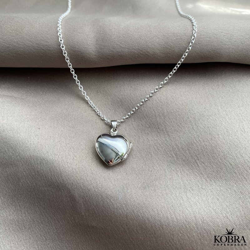 "Anamaria" hjertemedaljon i slv med hvid zirkonia