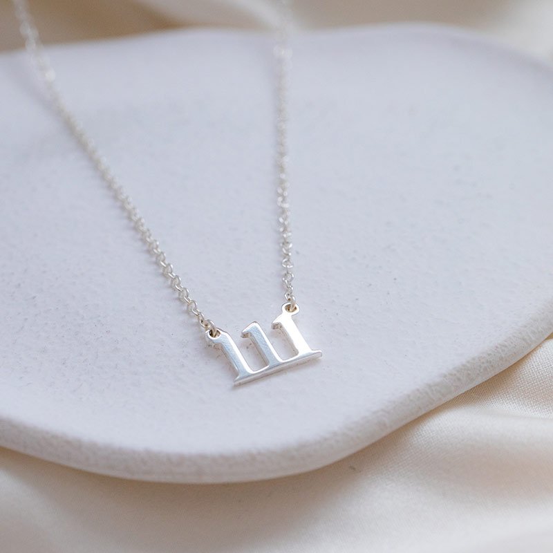 "Angel Number" s�lv halsk�de med personlige engletal