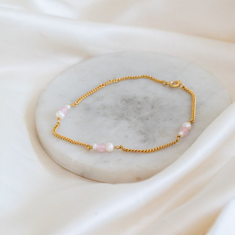 "Peach" h�ndlavet guld ankelk�de i 2 mm. panzerk�de med hvide perler