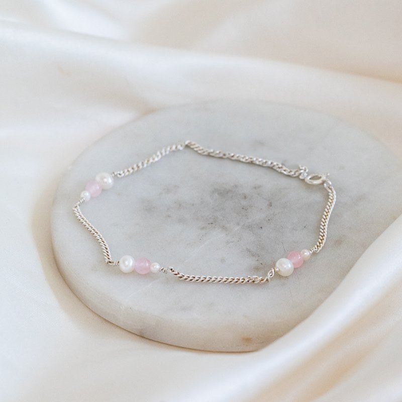 "Peach" h�ndlavet s�lv ankelk�de i 2 mm. panzerk�de med hvide perler