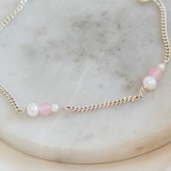 "Peach" h�ndlavet s�lv ankelk�de i 2 mm. panzerk�de med hvide perler
