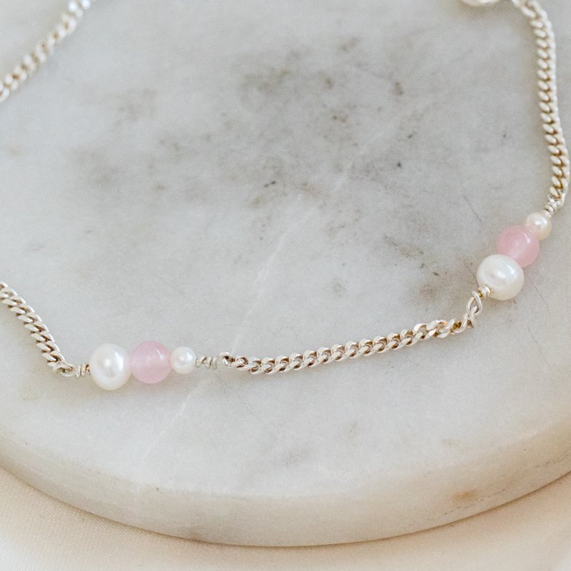 "Peach" h�ndlavet s�lv ankelk�de i 2 mm. panzerk�de med hvide perler