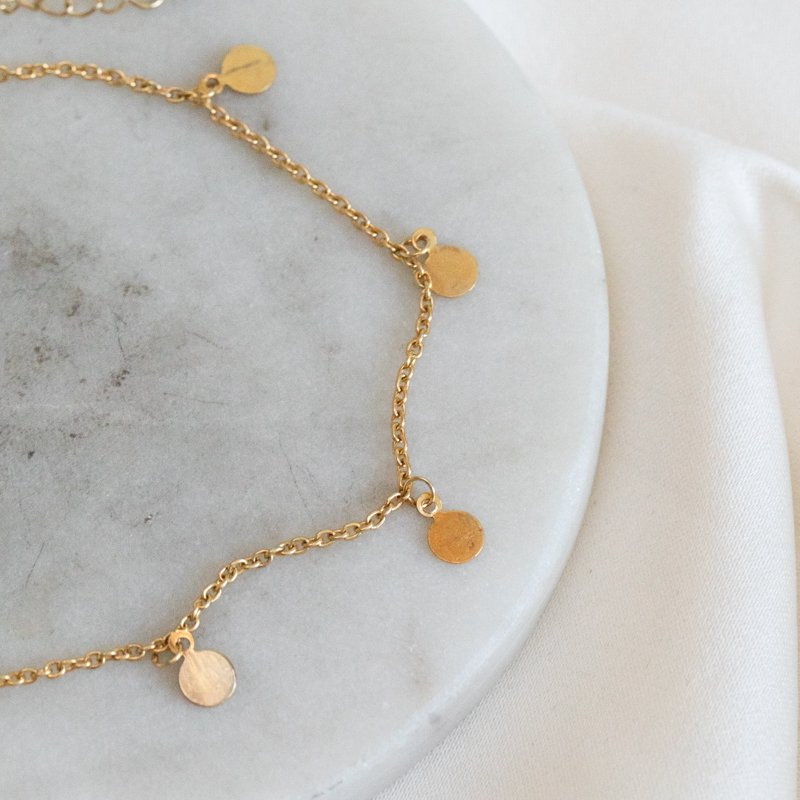 "Tennis" 18 karat forgyldt ankelk�de med sm� guld amuletter