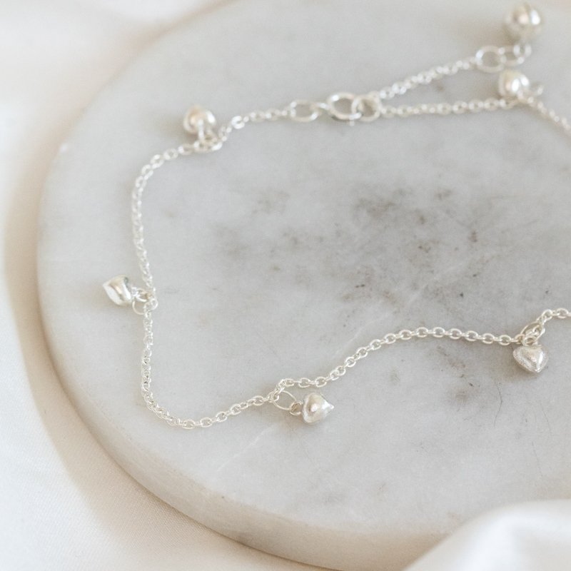 "Mana" ankle chain with small hearts in silver