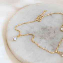 "Drops" Guld ankelk�de med 3 dr�beformet sten- Valgfri farve!
