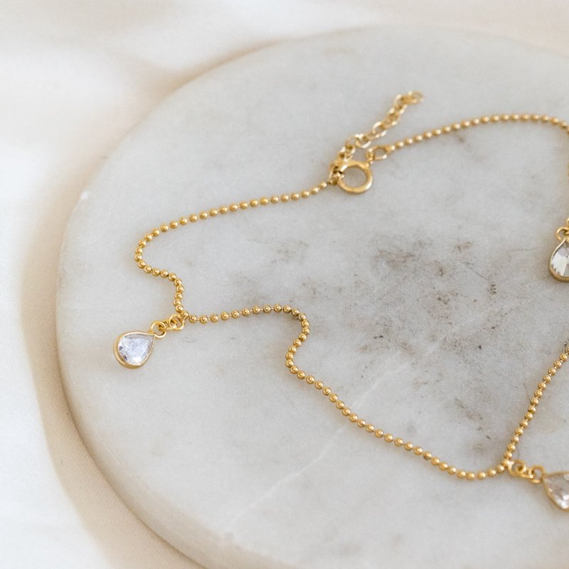 "Drops" Guld ankelk�de med 3 dr�beformet sten- Valgfri farve!