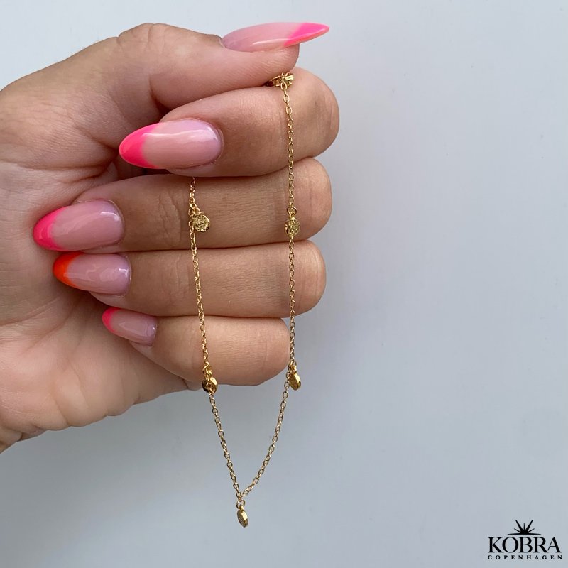 "Gemma" 18 karat forgyldt ankelkde med hammerslet amuletter