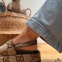 "Pittioni" guld ankelkde med bl ferskvandsperler og sm amuletter