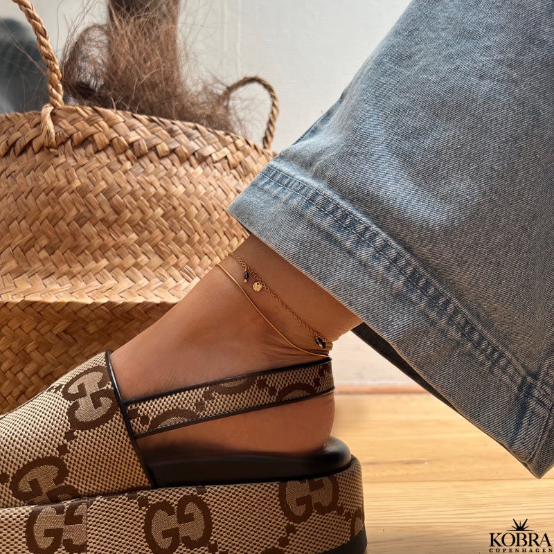 "Pittioni" guld ankelkde med bl ferskvandsperler og sm amuletter