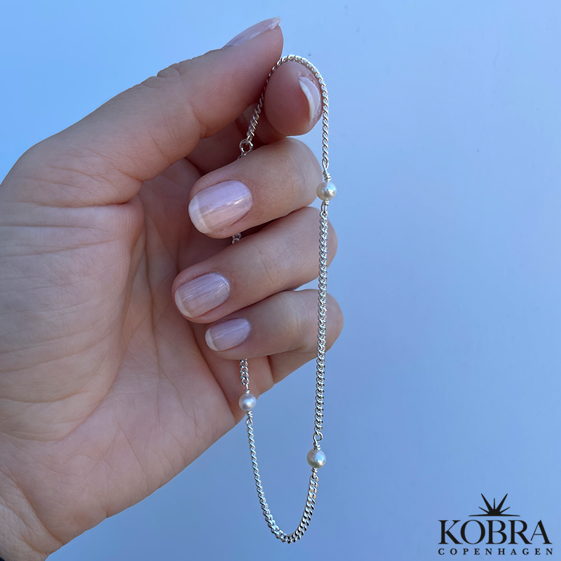 "Monroe" hndlavet ankelkde i slv med hvide perler