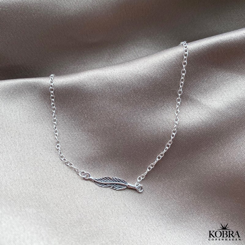 "Merle" silver bracelet with a small feather