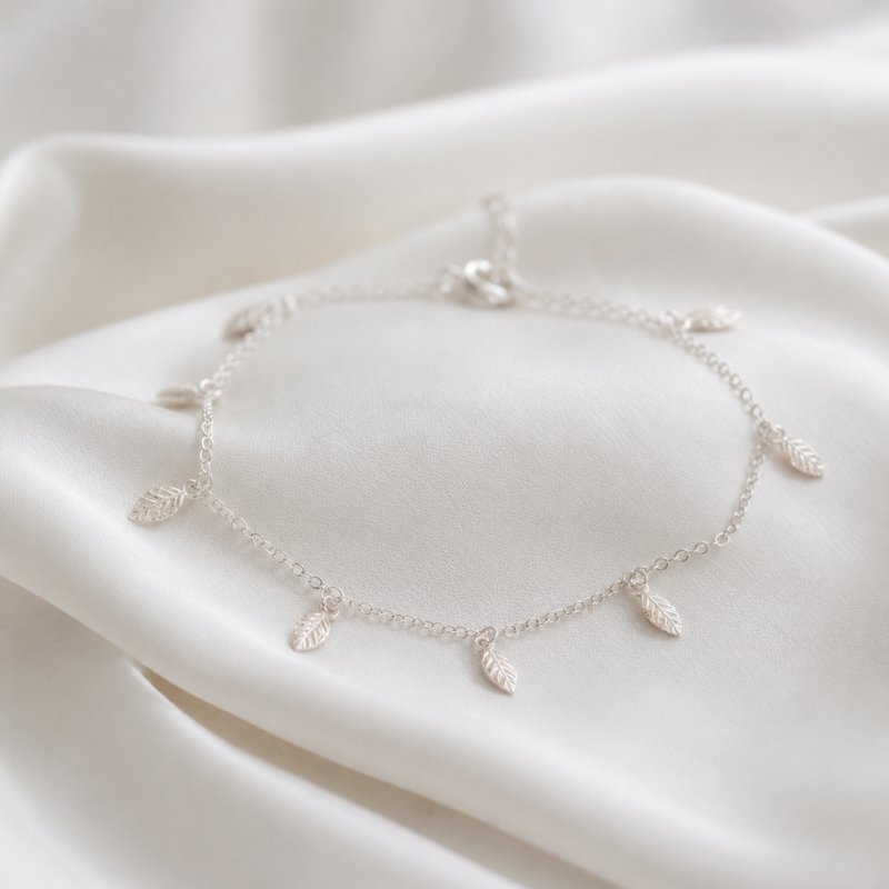 "Hoja" silver ankle chain with small leaf pendants