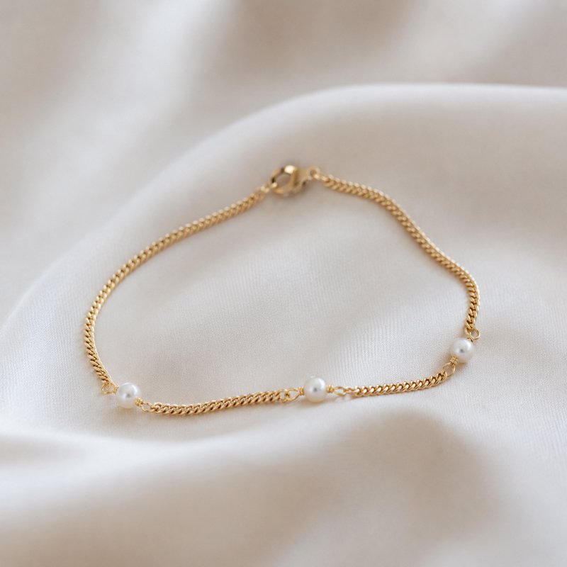"Monroe" h�ndlavet guld ankelk�de med hvide perler