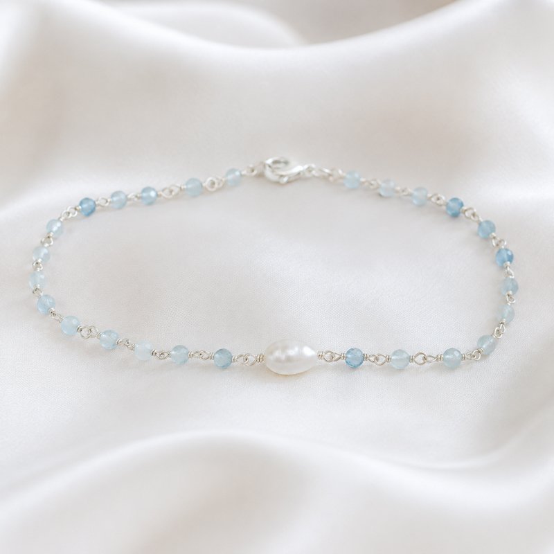 "Ellish" ankelk�de i s�lv med bl� aquamariner og perle