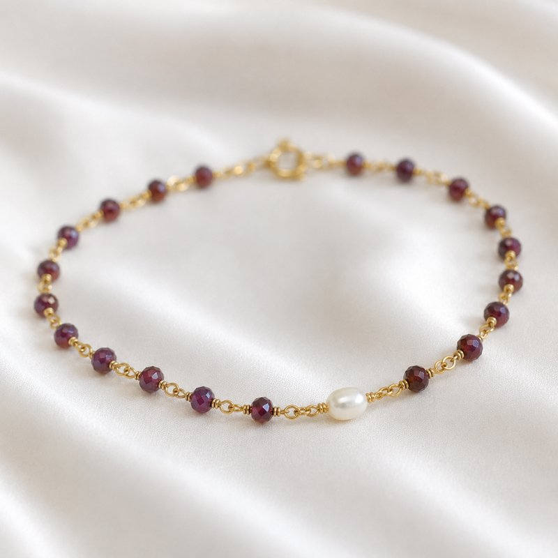  "Ellish" ankle chain in gold with red garnets and pearl
