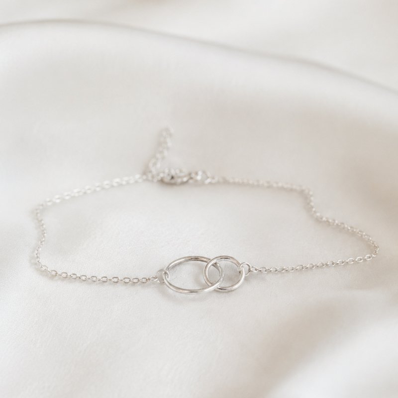 "Oslo" Silver ankle chain with 2 circles interlocking