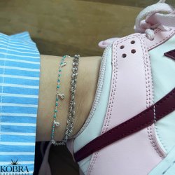 "Blue" ankelkde med bl/turkis perler og hvide sten