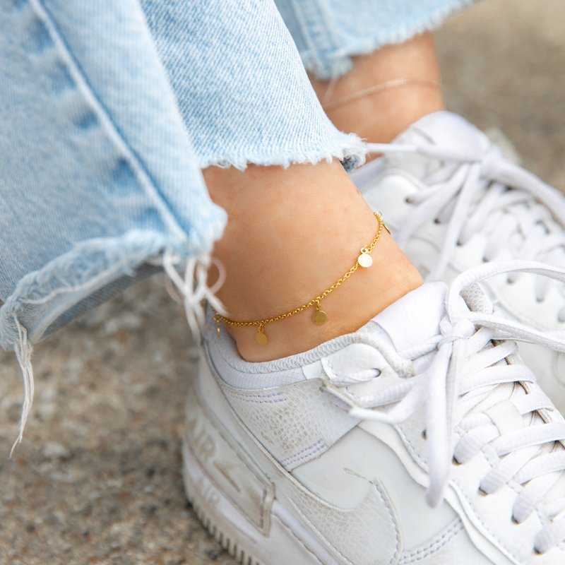 "Tennis" 18 karat forgyldt ankelk�de med sm� guld amuletter