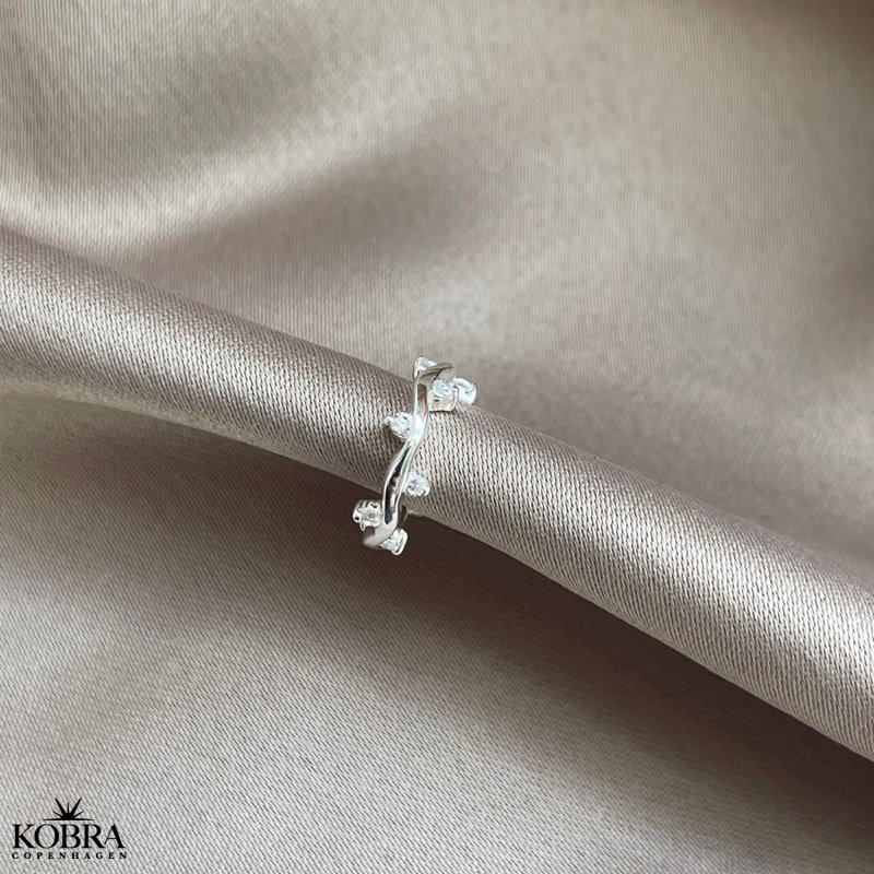 "Panama" slv earcuff med hvide sten