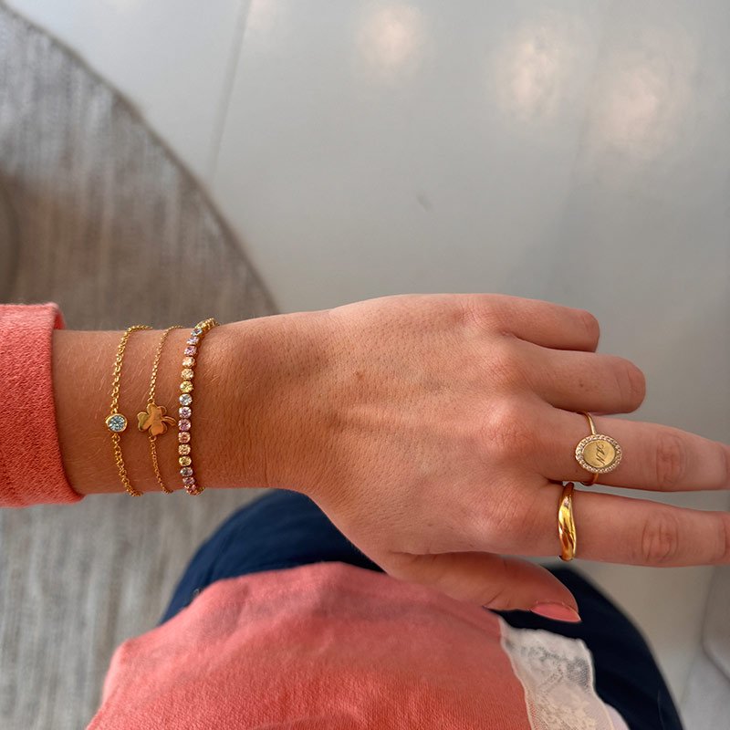 "Dazzling" Guldpl�terad Ring med Gravyr � 18K Silver &amp; Vita Stenar