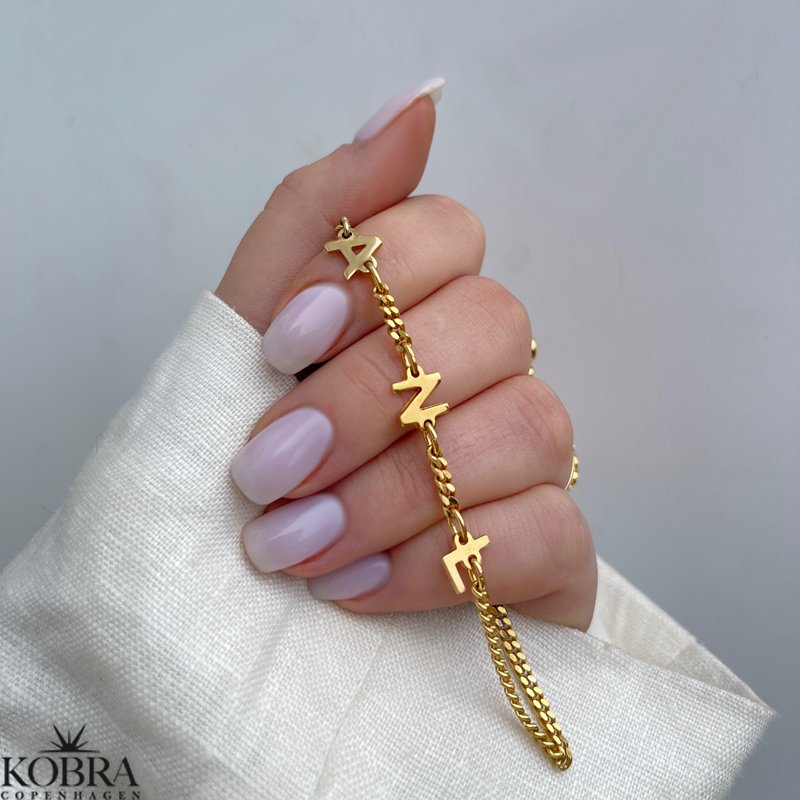 "Hayes" guld armbånd med 3 bogstaver samt 3 mm. panzerkæde