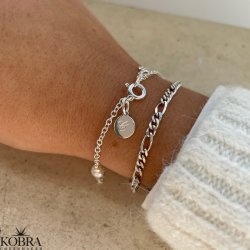 "Midsommar" sølv armbånd med ferskvandsperler og lille amulet