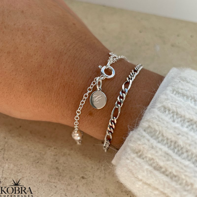 "Midsommar" sølv armbånd med ferskvandsperler og lille amulet