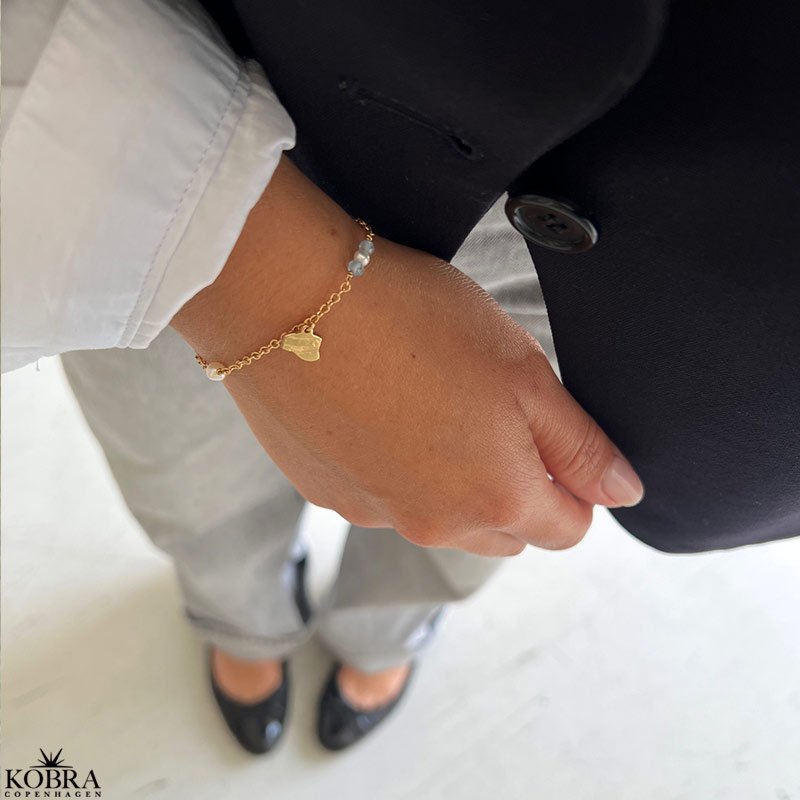 Studenter armbnd i guld med hue-vedhng og bl perler