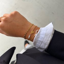 Studenter armbnd i guld med hue-vedhng og bl perler