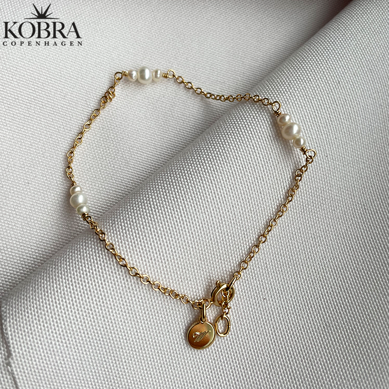 "Midsommar" forgyldt armbnd med perler og lille amulet