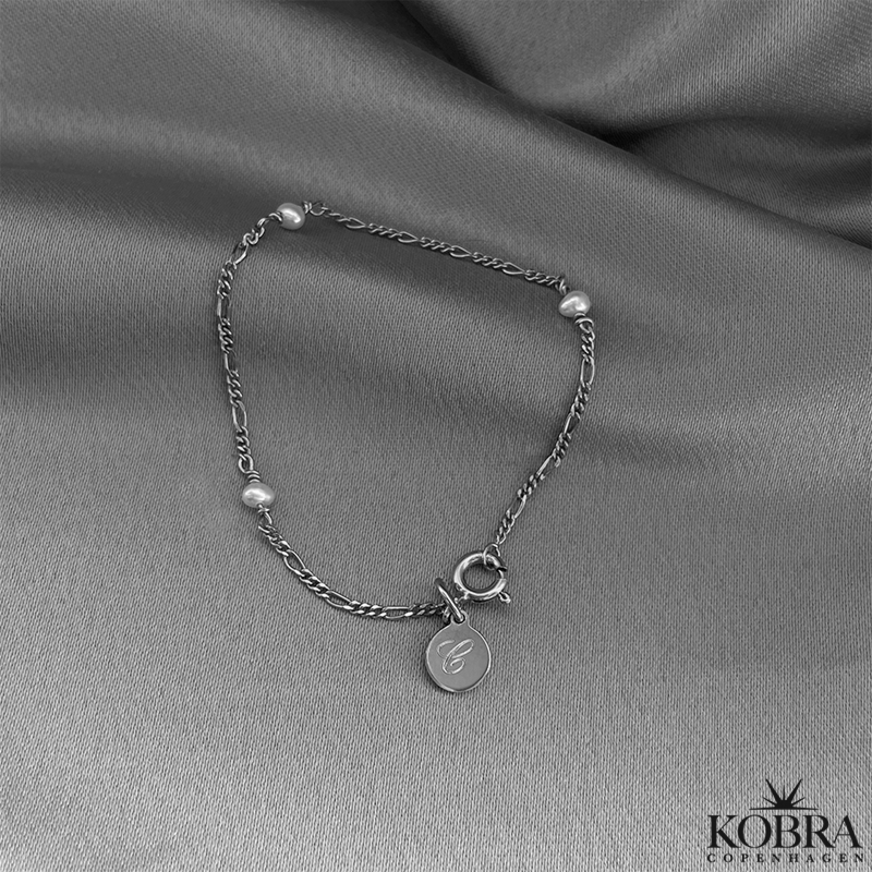 "Malia" håndlavet sølv armbånd med små perler med graveret amulet