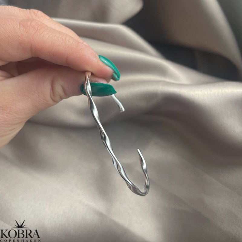 "Esmeralda" snoet armring i sterling sølv