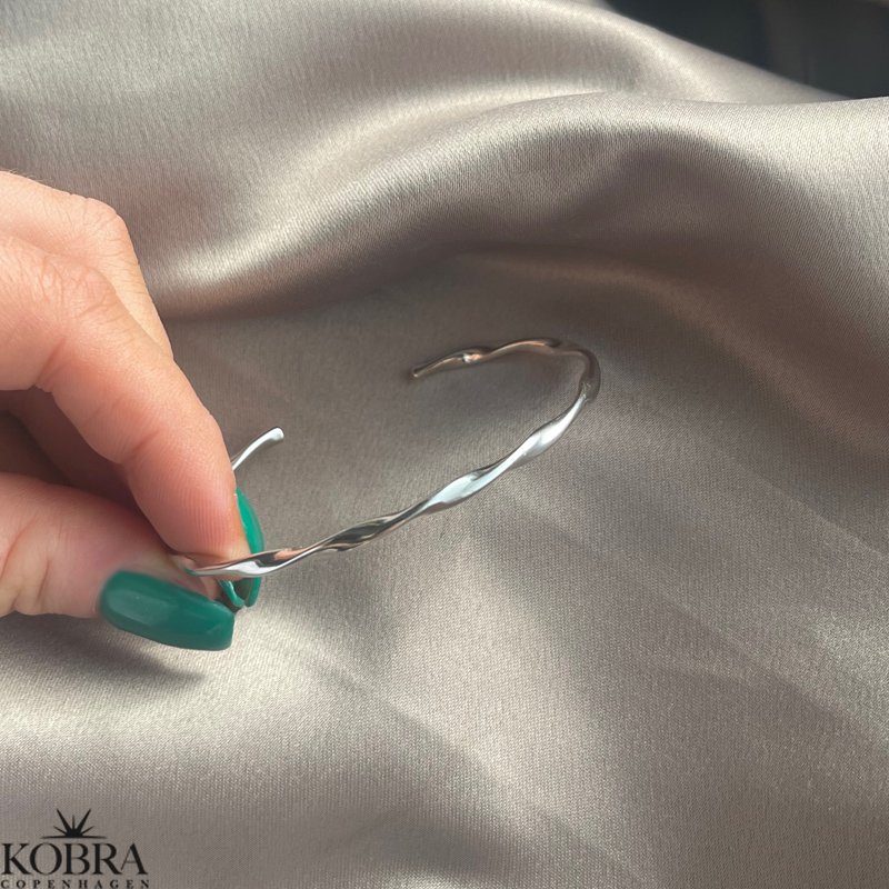 "Esmeralda" snoet armring i sterling sølv