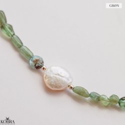 "Arya" smukke forskelligfarvet stenhalskder med hvid ferskvandsperle