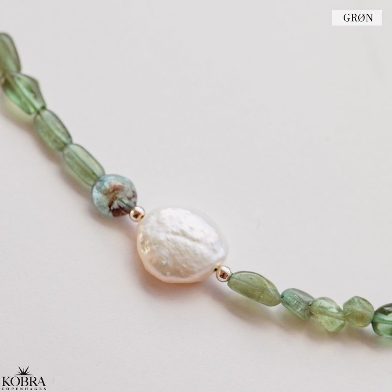 "Arya" smukke forskelligfarvet stenhalskder med hvid ferskvandsperle