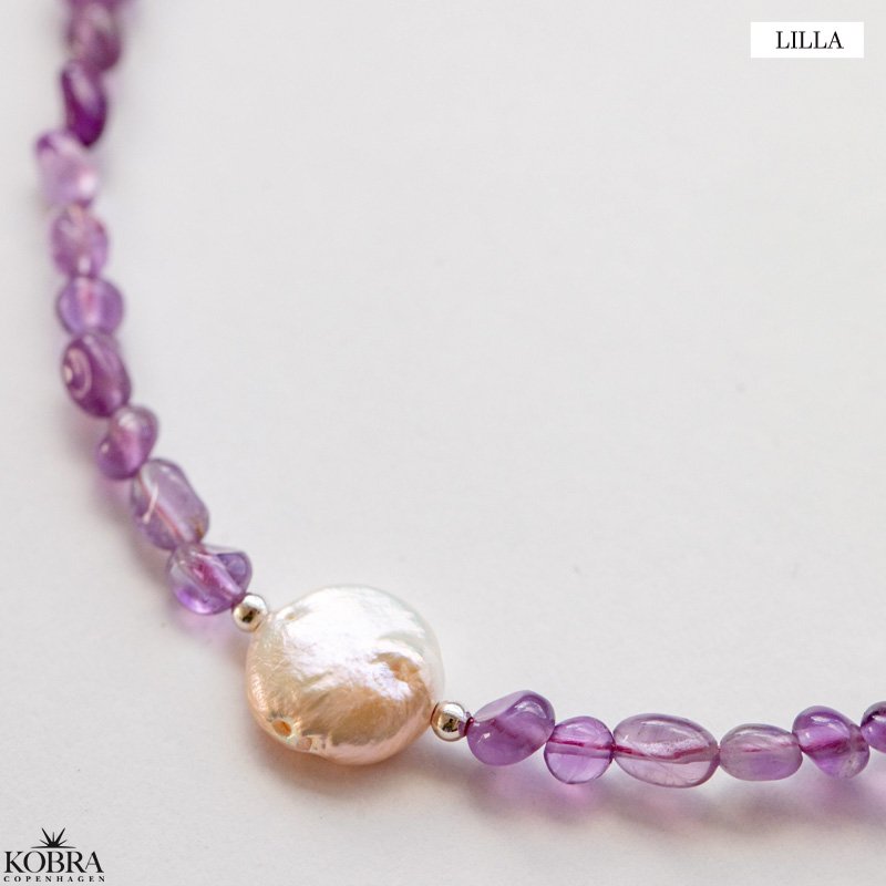 "Arya" smukke forskelligfarvet stenhalskder med hvid ferskvandsperle
