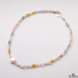 "Arya" smukke forskelligfarvet stenhalskder med hvid ferskvandsperle