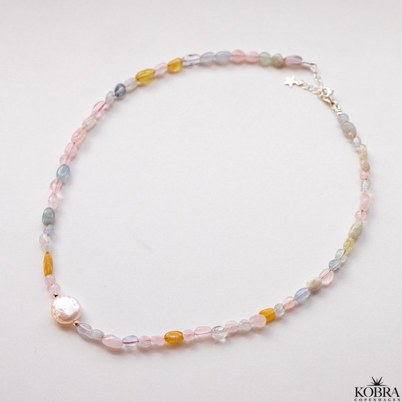 "Arya" smukke forskelligfarvet stenhalskder med hvid ferskvandsperle