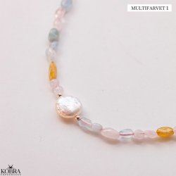 "Arya" smukke forskelligfarvet stenhalskder med hvid ferskvandsperle