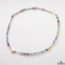 "Arya" smukke forskelligfarvet stenhalskder med hvid ferskvandsperle