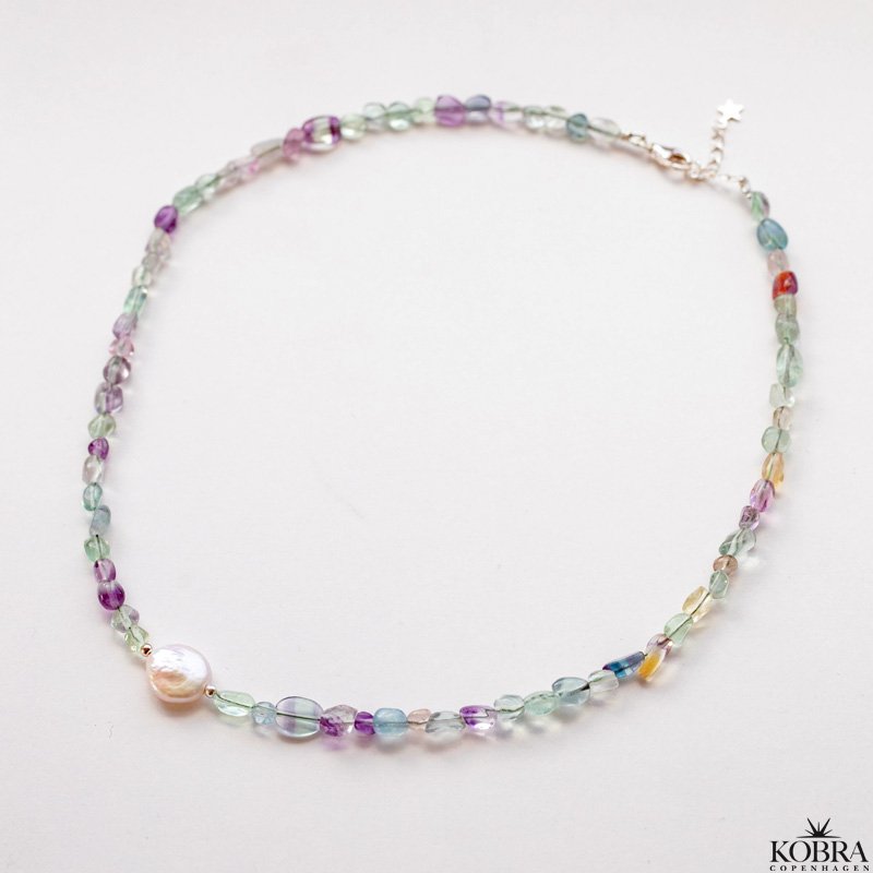 "Arya" smukke forskelligfarvet stenhalskder med hvid ferskvandsperle
