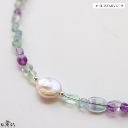 "Arya" smukke forskelligfarvet stenhalskder med hvid ferskvandsperle