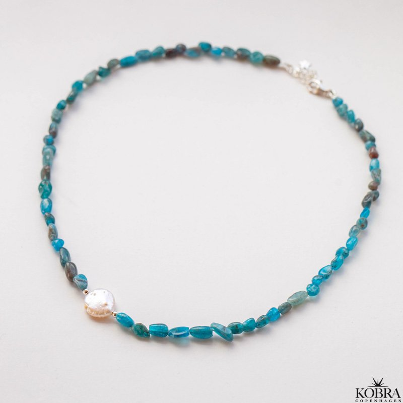 "Arya" smukke forskelligfarvet stenhalskder med hvid ferskvandsperle