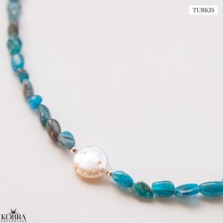 "Arya" smukke forskelligfarvet stenhalskder med hvid ferskvandsperle